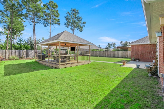 view of yard featuring ceiling fan and a patio area