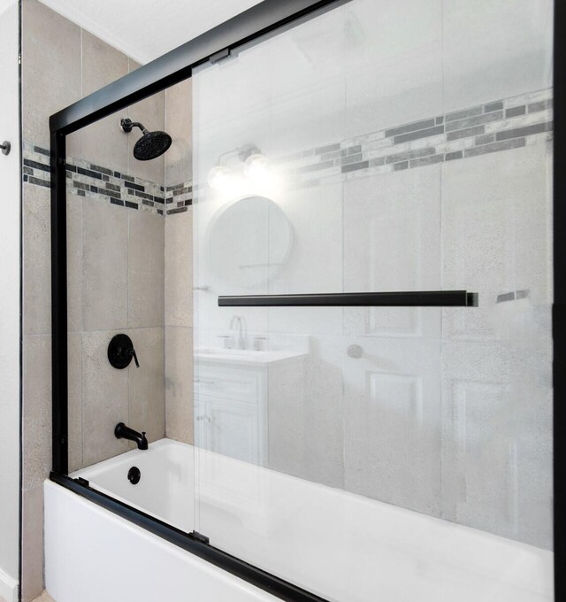 bathroom with combined bath / shower with glass door