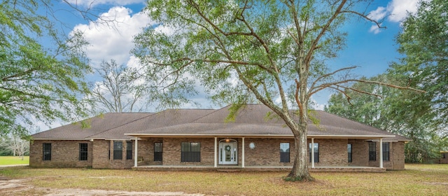 view of front of house featuring a front yard