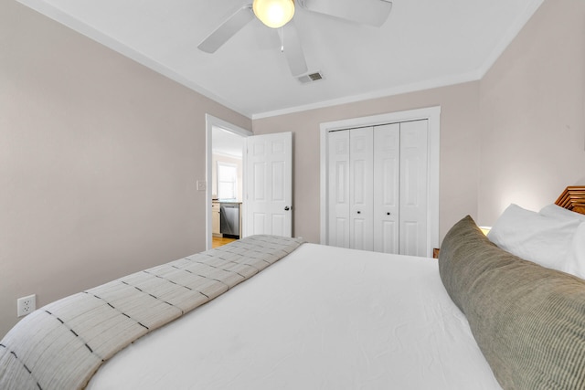 bedroom featuring ceiling fan, ornamental molding, and a closet