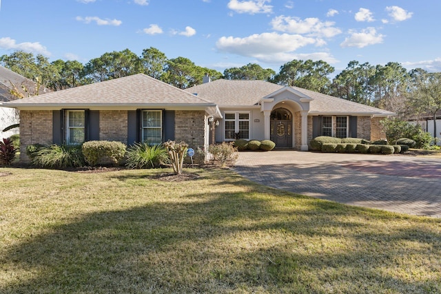 single story home with a front lawn