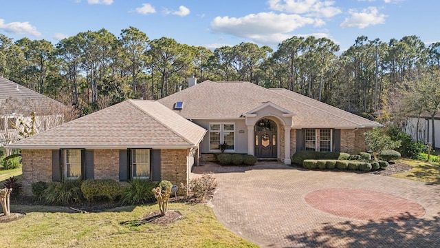 single story home featuring a front yard