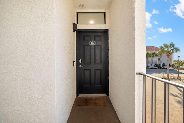 property entrance featuring a balcony