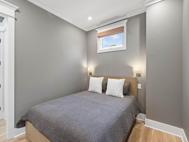 bedroom featuring light wood-style flooring, baseboards, crown molding, and recessed lighting