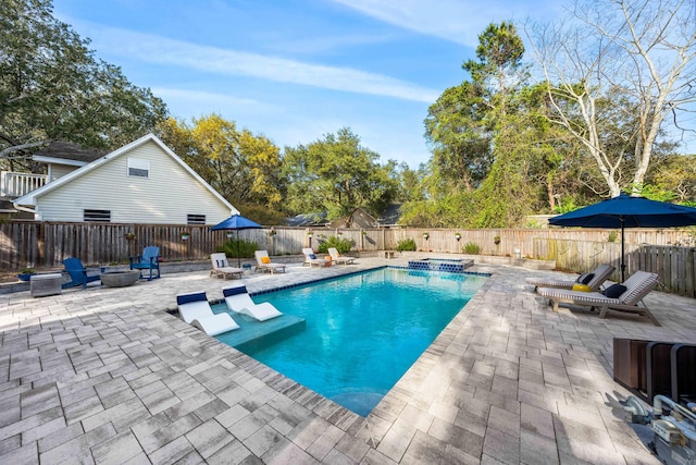 view of swimming pool with a patio area, an in ground hot tub, and a fire pit