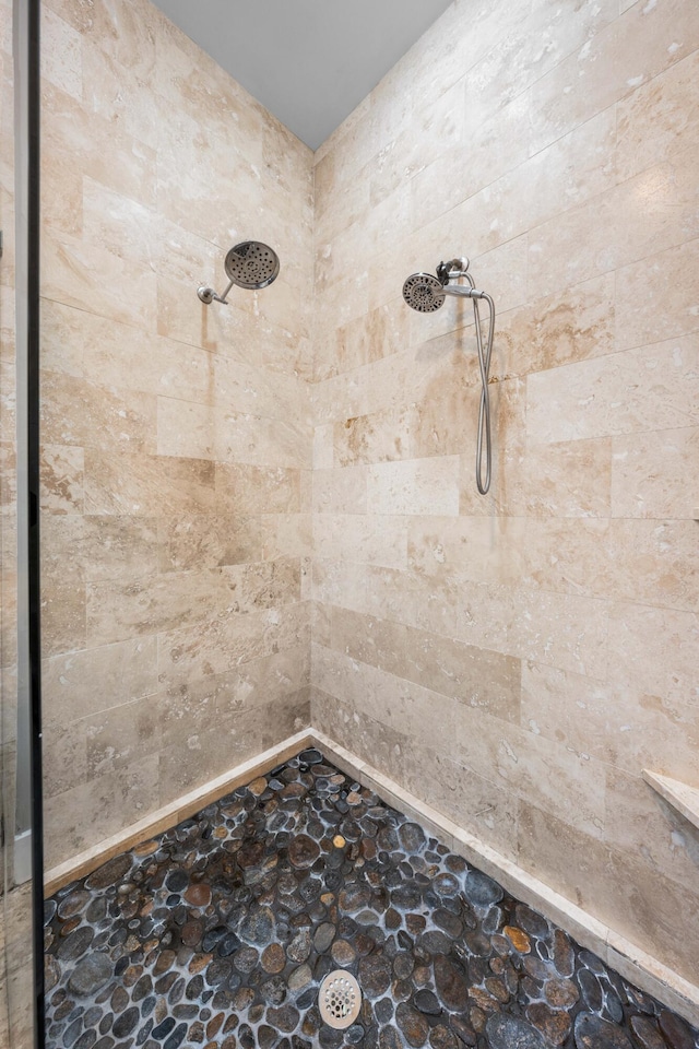 bathroom featuring a tile shower