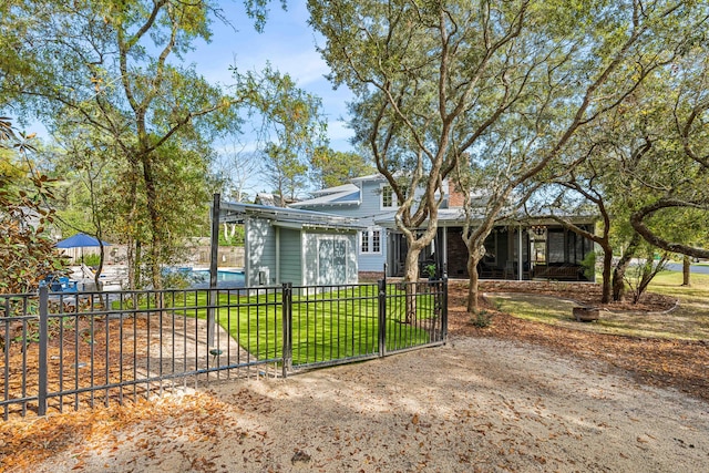 view of front of property featuring a front lawn