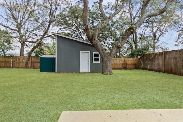 view of yard with a storage shed