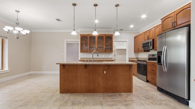 kitchen featuring decorative light fixtures, an island with sink, sink, ornamental molding, and stainless steel appliances