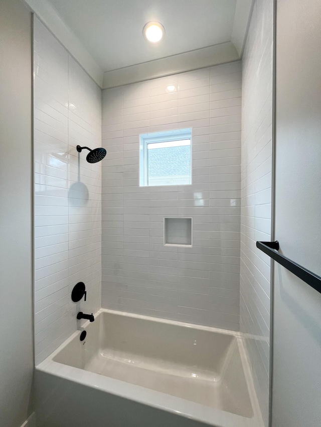 bathroom featuring tiled shower / bath