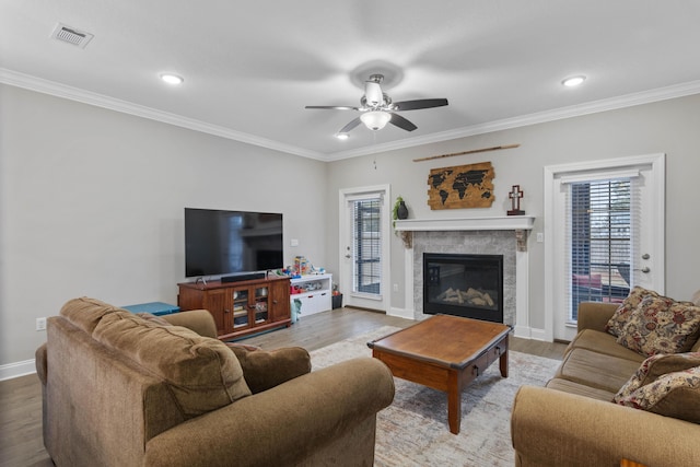 living room featuring crown molding, ceiling fan, and light hardwood / wood-style floors