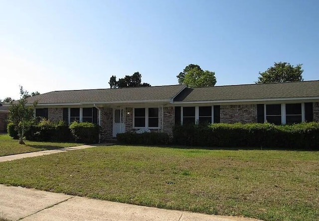 ranch-style house featuring a front yard