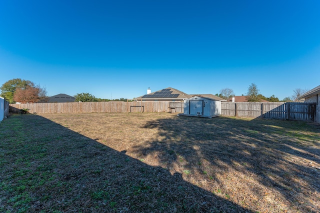 view of yard featuring a storage shed