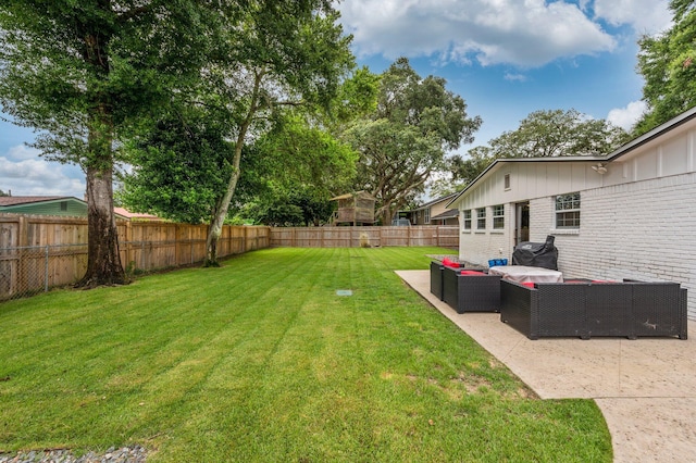 view of yard featuring outdoor lounge area and a patio area