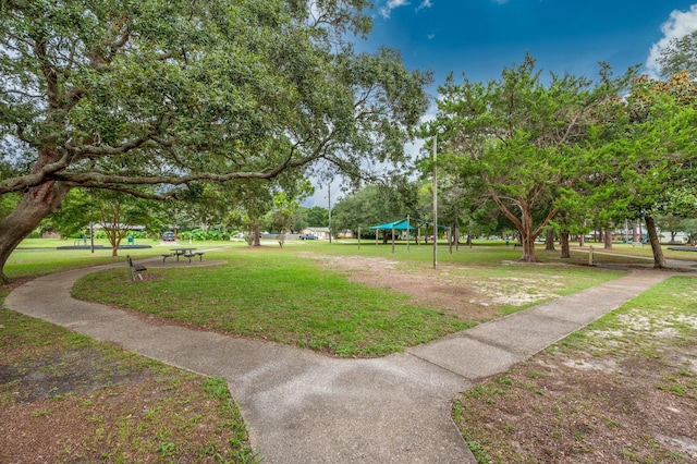 view of property's community featuring a lawn