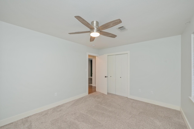 carpeted empty room featuring ceiling fan