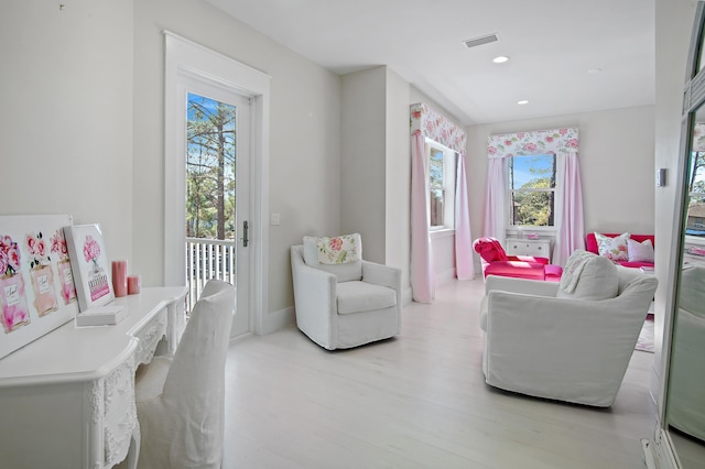 sitting room featuring recessed lighting, visible vents, light wood-style flooring, and baseboards