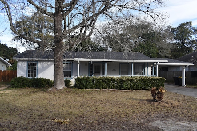 ranch-style home featuring a front yard