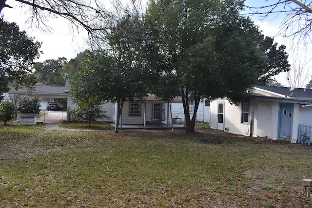 view of front of property with a front yard