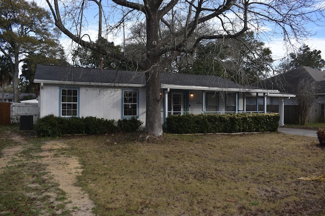 single story home featuring a front lawn