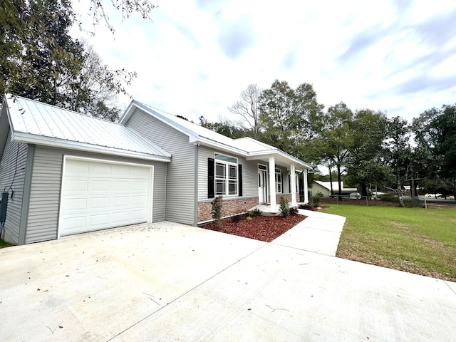 view of front of property featuring a garage and a front yard