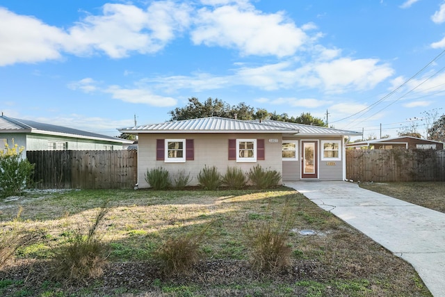 view of front facade with a front yard