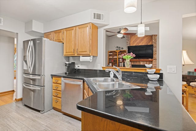 kitchen featuring sink, stainless steel appliances, light hardwood / wood-style floors, and ceiling fan