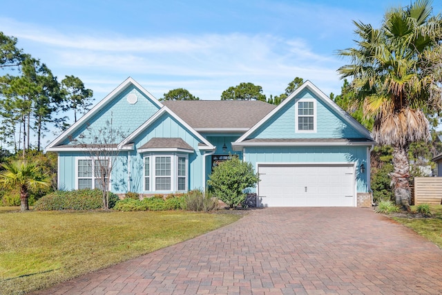 view of front of home featuring a front yard