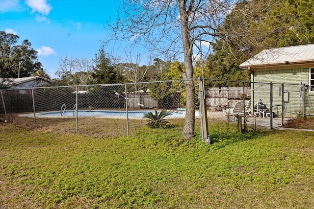 view of yard featuring an empty pool