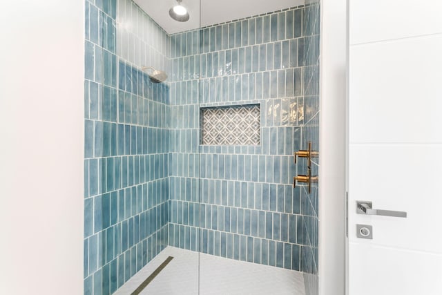 bathroom featuring tiled shower