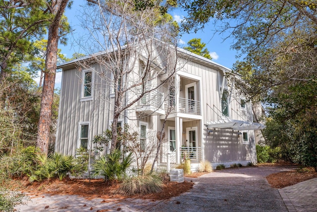 view of front of house with a balcony