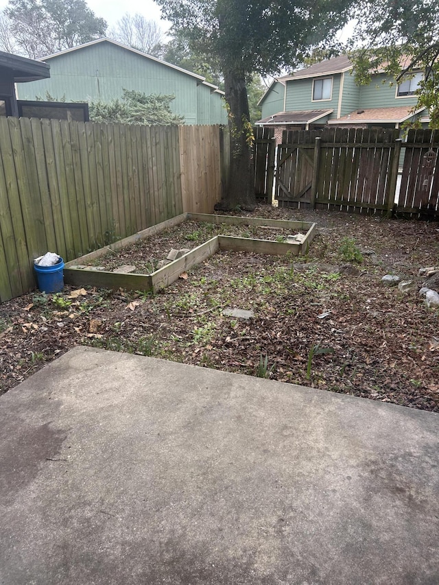 view of yard featuring a patio area