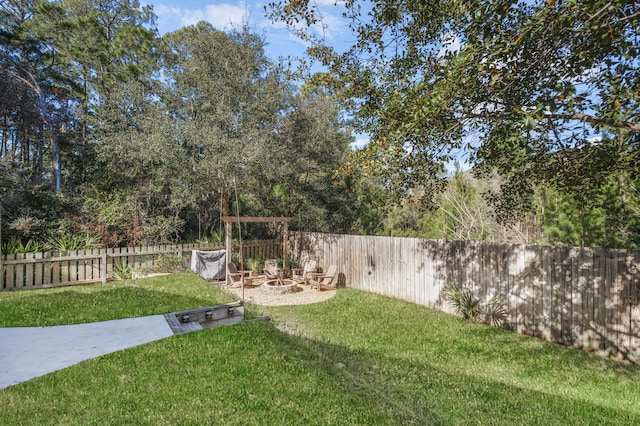 view of yard featuring an outdoor fire pit