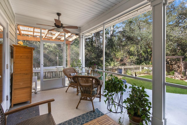 sunroom with ceiling fan