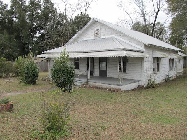 view of front of home featuring a porch and a front yard