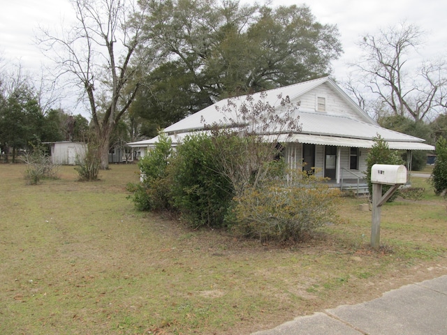 view of front of property featuring a front lawn