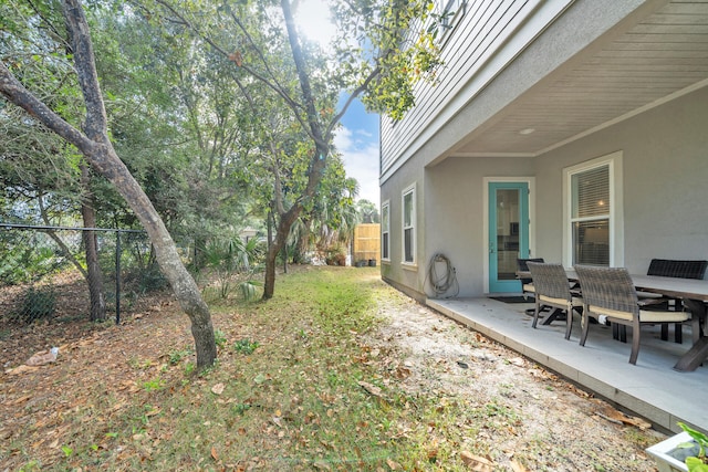 view of yard featuring a patio