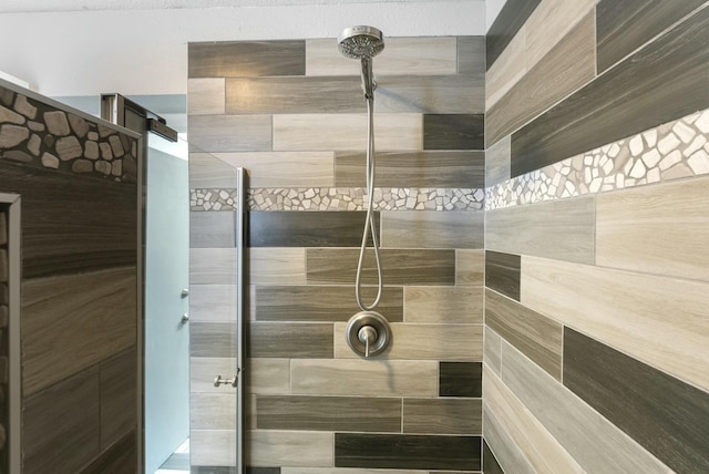 bathroom featuring tiled shower