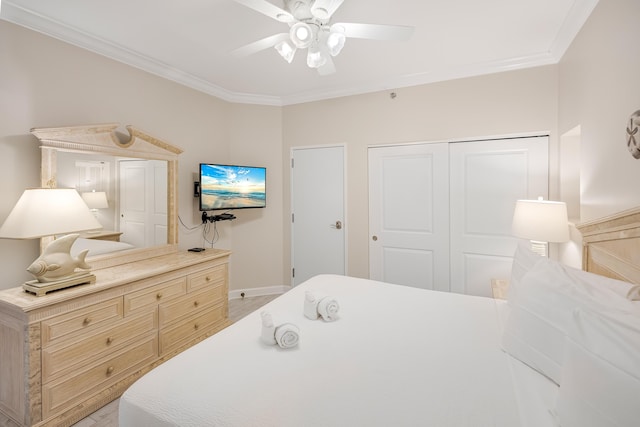 bedroom with ornamental molding, a closet, ceiling fan, and light hardwood / wood-style floors