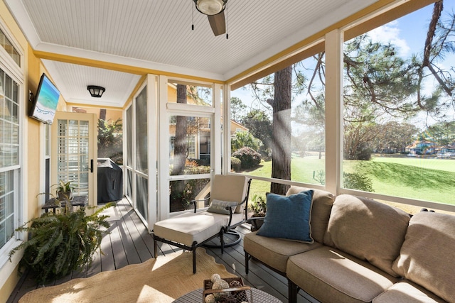 sunroom with ceiling fan