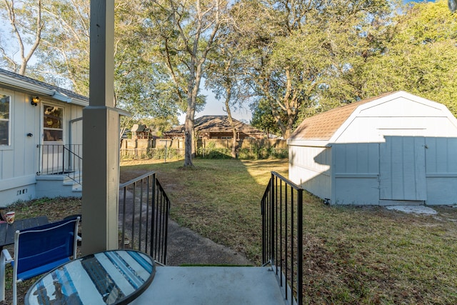 view of yard with a storage unit