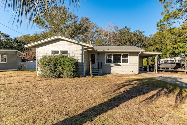 view of front of property featuring a carport and a front yard