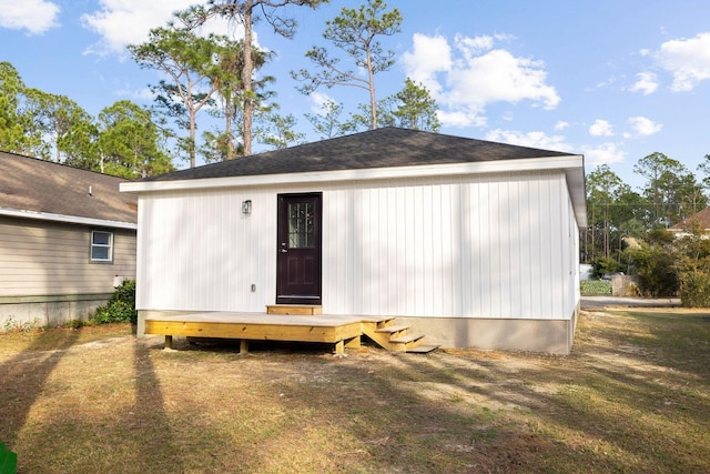 back of house featuring a lawn