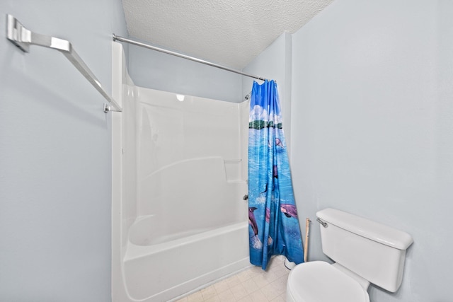 bathroom featuring toilet, shower / tub combo, and a textured ceiling