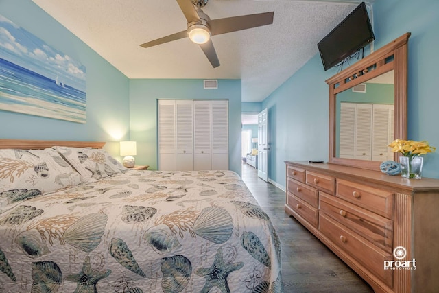 bedroom with ceiling fan, dark hardwood / wood-style floors, a closet, and a textured ceiling