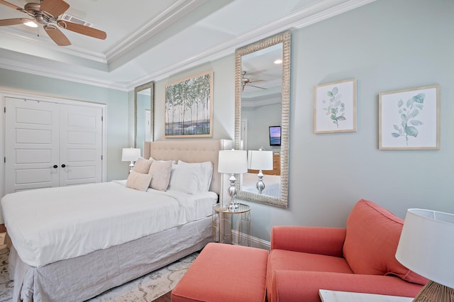 bedroom with ornamental molding, a closet, and ceiling fan