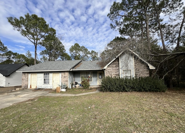 view of front of property featuring a front yard