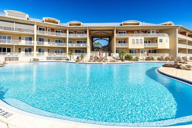 view of swimming pool