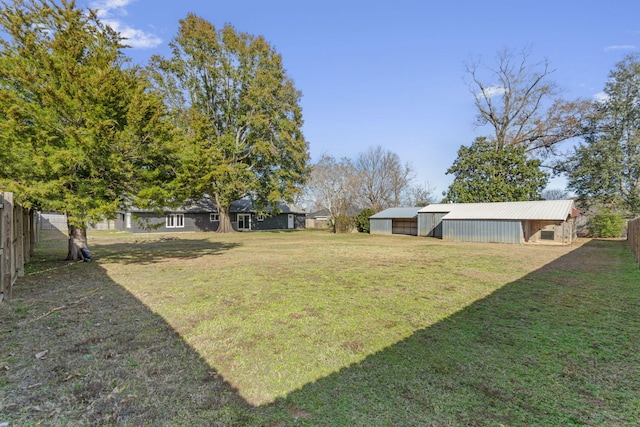 view of yard featuring an outbuilding