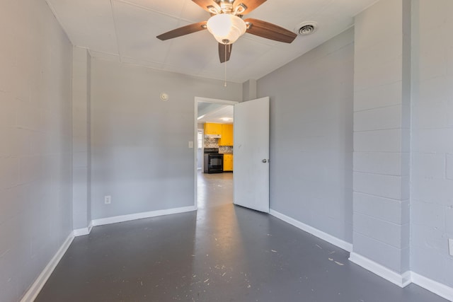 empty room with concrete flooring, visible vents, baseboards, and a ceiling fan